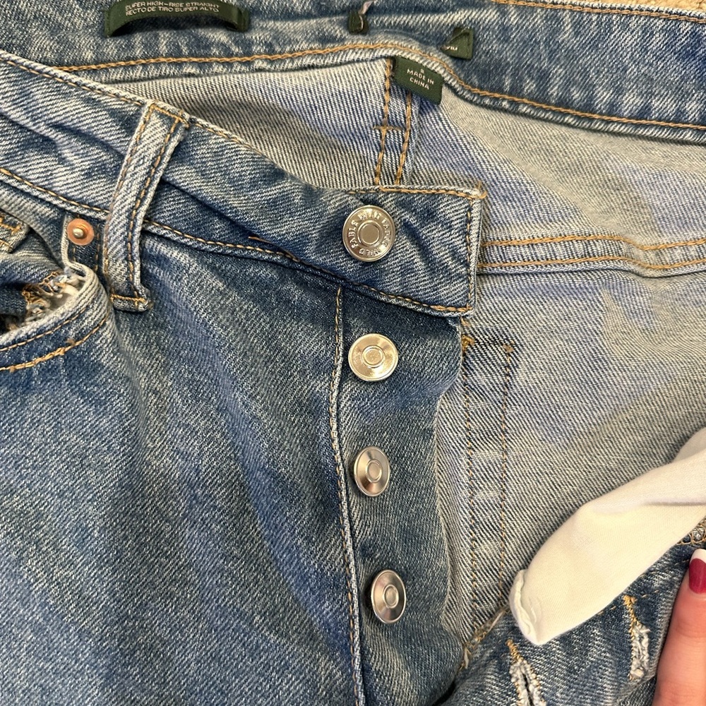✨CUTE RIPPED JEANS✨ - Picture 3 of 4
